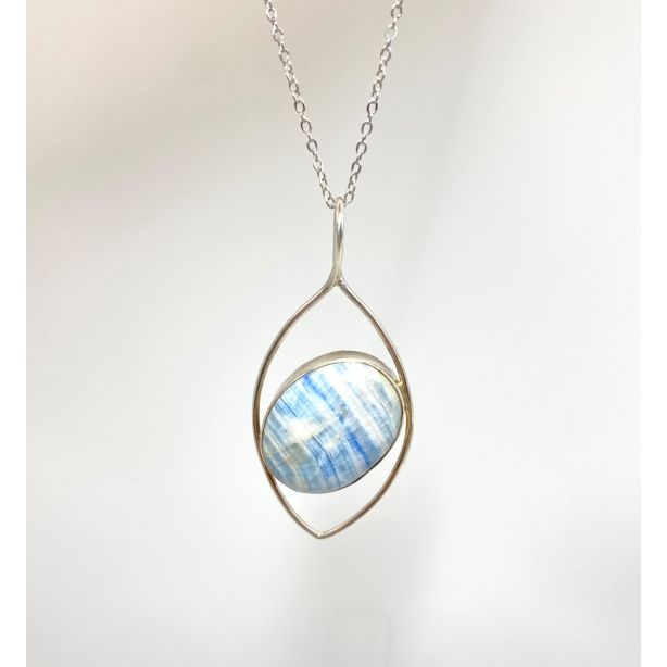 Scheelite Pendant SJ05