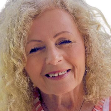 Sandi, tarot reader at Sacred Source